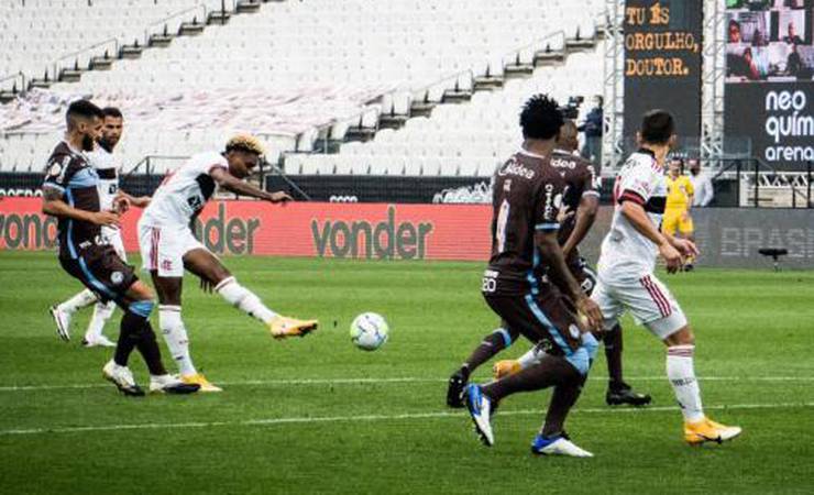 Dome ressalta foco de Vitinho após críticas: 'Precisa do carinho da gente'