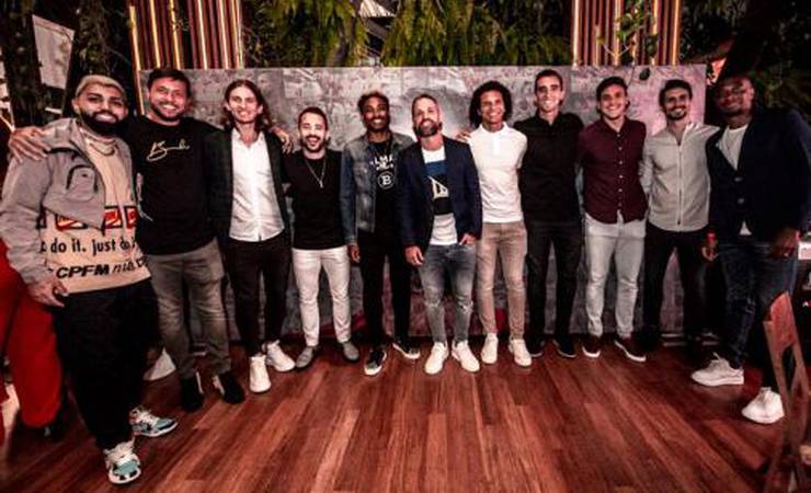 Elenco do Flamengo se reúne para lançamento de documentário sobre a superação de Diego em 2019