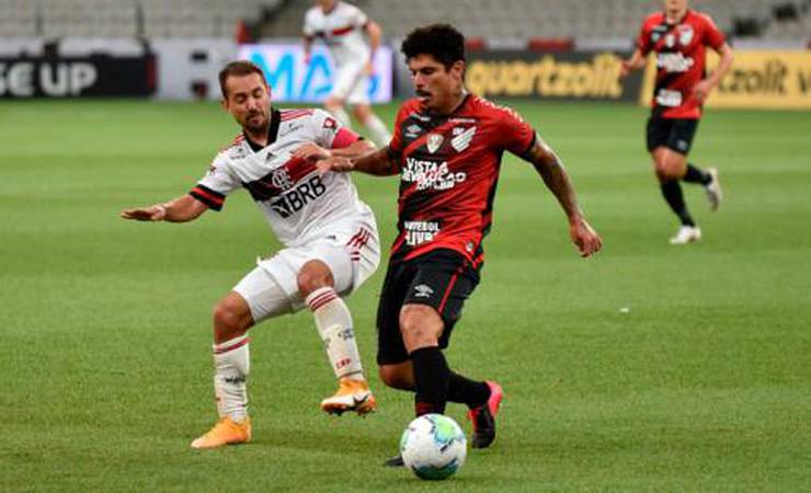 Hugo brilha, Flamengo vence o Athletico e larga na frente por uma vaga nas quartas da Copa do Brasil