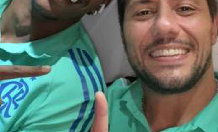 Diego Alves parabeniza Hugo Souza por pênalti defendido pelo Flamengo: 'Primeiro de muitos!'