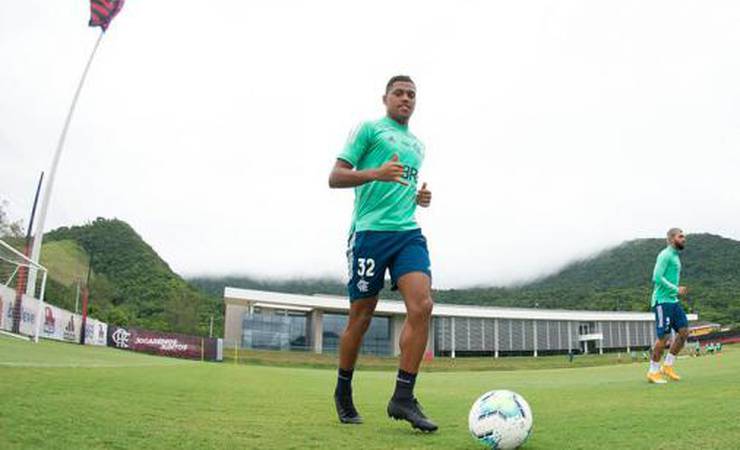 Pedro Rocha completa dois meses sem jogar no Flamengo; trio titular segue sem previsão de retorno