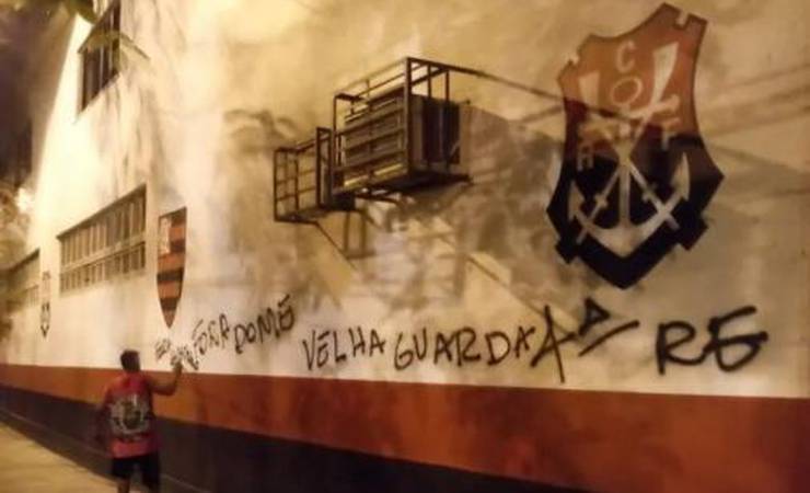 Torcedores do Flamengo picham muro da Gávea e pedem 'fora Dome'