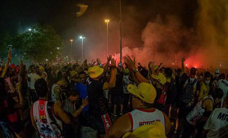 Torcida do Flamengo faz festa para receber a delegação no Maracanã