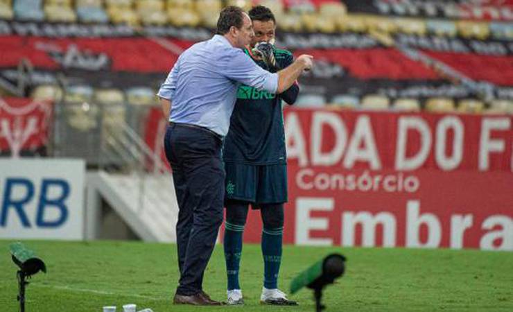 Na volta ao time titular, Diego Alves sente câimbra e sai de maca em derrota do Flamengo