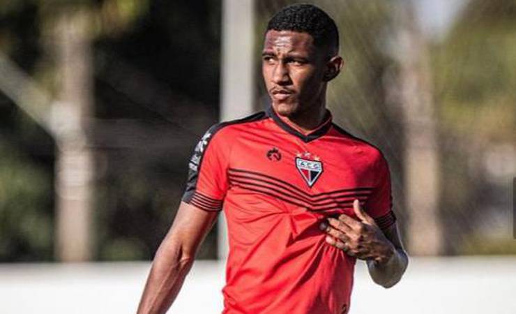 Flamengo acerta a contratação do lateral-direito Luan Sales, do Atlético-GO