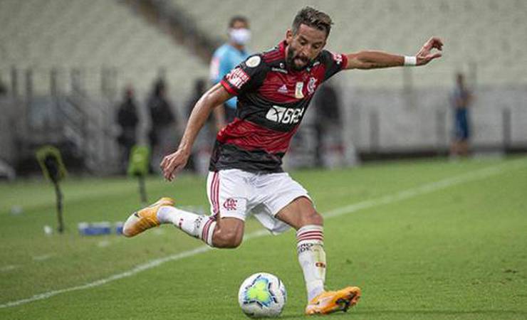 Com ótimos números ofensivos, Isla completa um turno desde a estreia pelo Flamengo