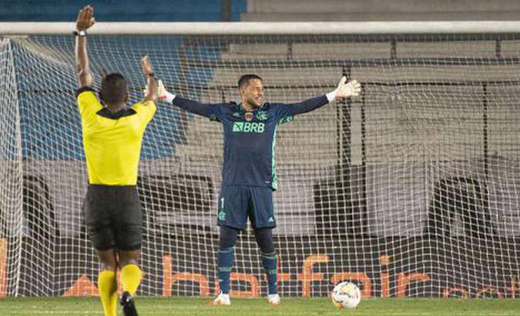 Filipe Luís tira sarro da 'cera' de Diego Alves pela Libertadores