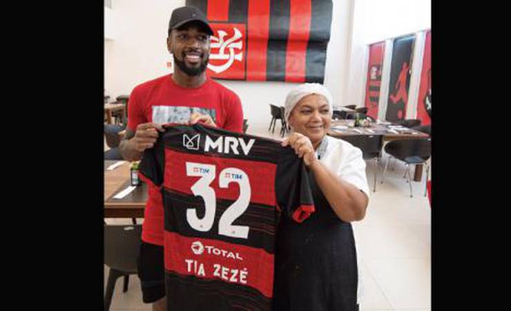 Funcionária deixa o Flamengo após 32 anos e recebe homenagens do time