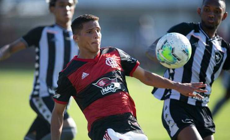 Thiaguinho marca dois, e Flamengo vence o Botafogo pelo Campeonato Brasileiro Sub-20