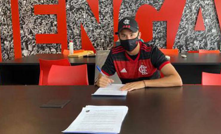 Fabrício Yan assina o primeiro contrato profissional com o Flamengo; multa é de R$ 300 milhões