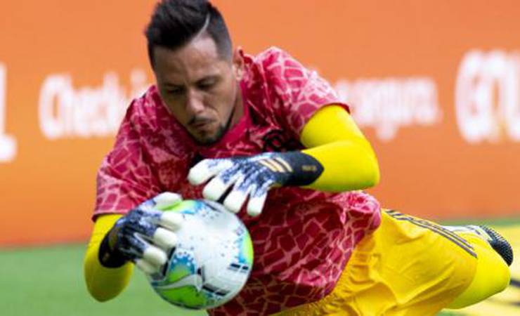 Diego Alves segue sem treinar no campo e se distancia da volta no Fla-Flu