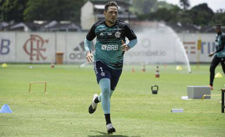 Diego Alves vive temporada de lesões no Flamengo e tem participação ameaçada na reta final do Brasileirão