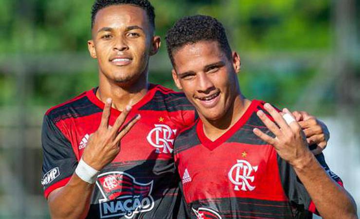 Brasileiro Sub-20: Lázaro marca três gols em vitória do Flamengo sobre o Corinthians e classificação às quartas