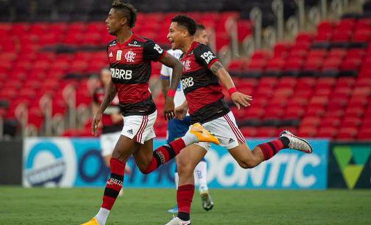 Flamengo passa a ter três jogadores entre os dez maiores garçons do Brasileirão