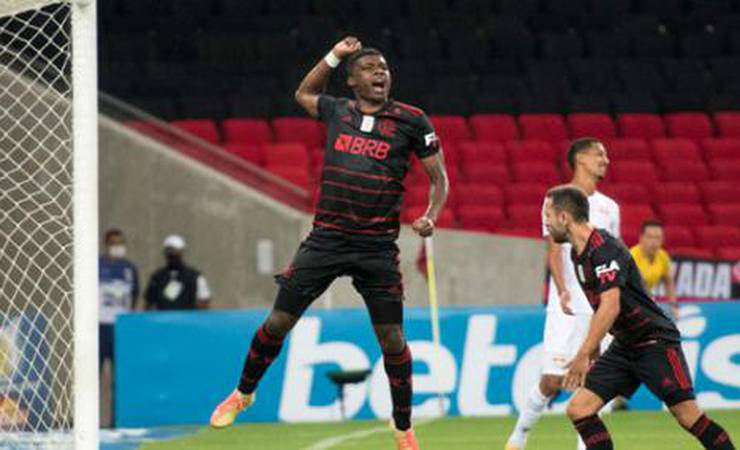 Clube japonês entra na disputa por Lincoln, e Flamengo estuda ofertas pelo atacante