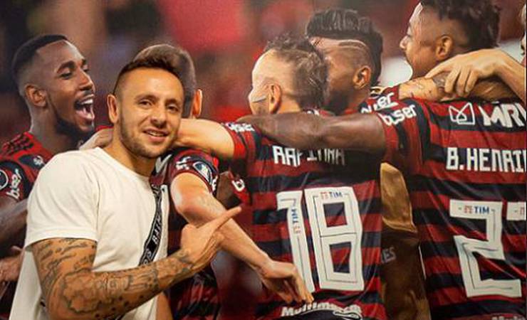 VÍDEO: Rafinha revê companheiros de Flamengo em visita ao Ninho