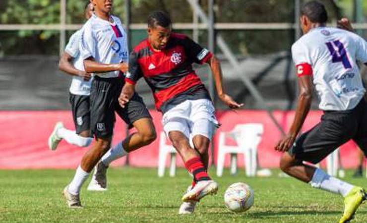 Filho do ex-jogador Beto, Pedrinho avalia desafios no Sub-17 do Flamengo após Covid-19: 'Ano difícil'