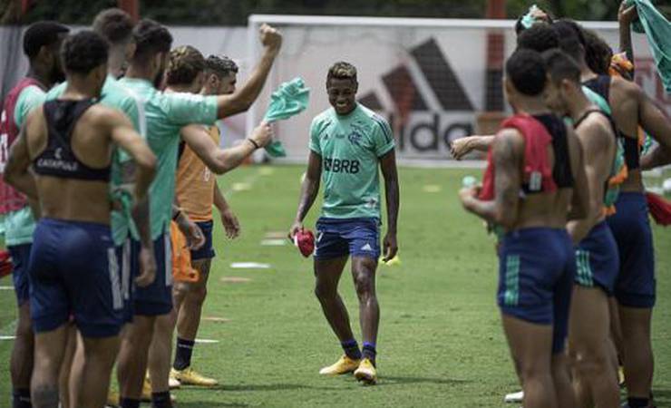 Com direito a "corredor polonês", elenco do Flamengo realiza último treino de 2020