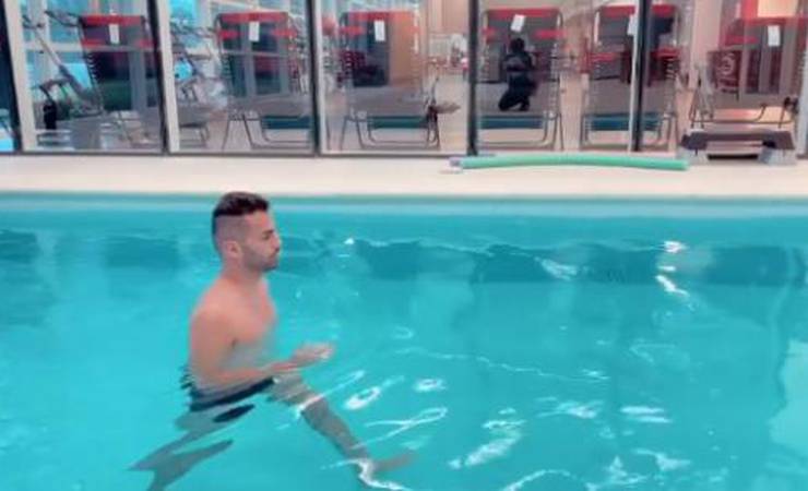 Thiago Maia compartilha o início da fisioterapia no CT do Flamengo: 'Feliz pela evolução'