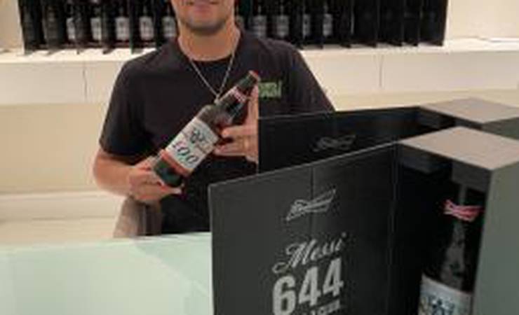 Recordista em gols sofridos de Messi, Diego Alves agradece ao argentino por presentes
