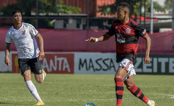 Artilheiro do Flamengo no Sub-20, Lázaro projeta duelo com o Athletico por vaga na decisão do Brasileirão