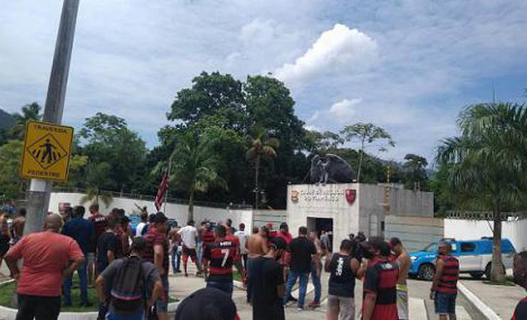 Com pedidos de 'Fora Ceni', grupo de torcedores do Flamengo protesta em frente ao Ninho do Urubu