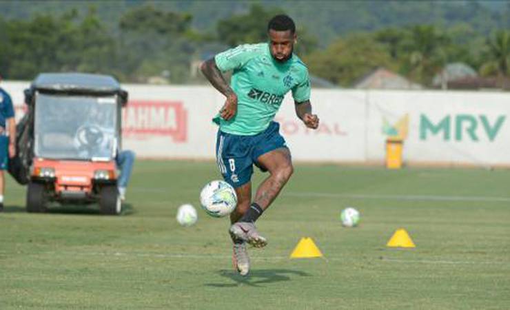 Em recuperação de entorse no pé, Gerson é relacionado pelo Flamengo para encarar o Vasco; veja a lista