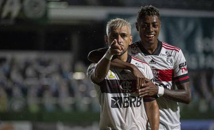 Flamengo vence o Goiás, alivia a pressão e diminui distância para o líder