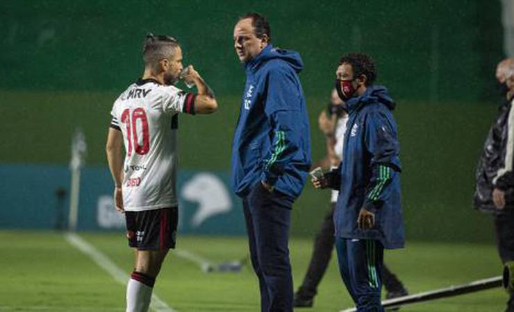 Rogério Ceni minimiza vazamento de escalação e destaca competitividade do Flamengo em vitória sobre o Goiás