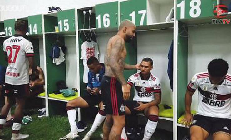 Alívio no vestiário: assista aos bastidores da vitória do Flamengo sobre o Goiás
