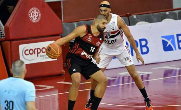 Com último quarto perfeito, Flamengo vira sobre o São Paulo e é bicampeão do Super 8 de basquete