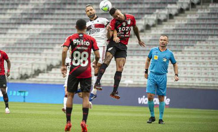 Diego não joga toalha pelo título, mas critica falta de incisão do Flamengo: 'Dominamos e não fizemos o gol'