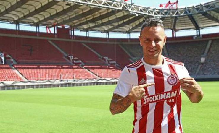 Olympiacos e Rafinha chegam a acordo pela rescisão, e lateral está livre no mercado