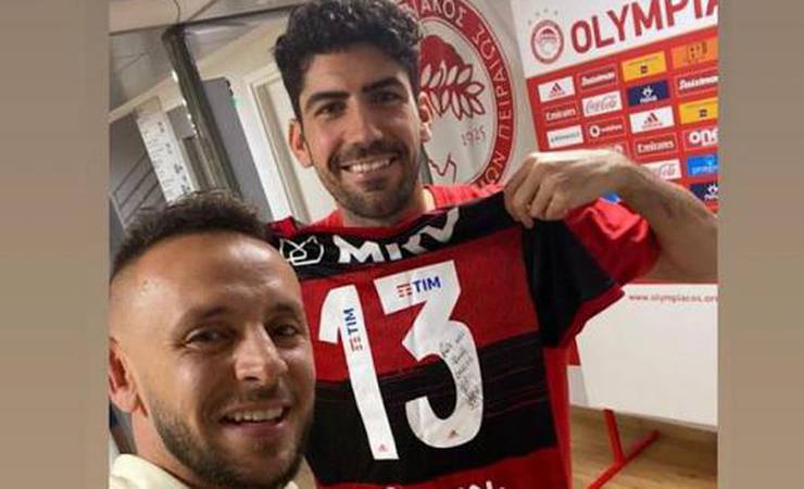 Rafinha presenteia ex-companheiro do Olympiacos com camisa do Flamengo e empolga torcedores