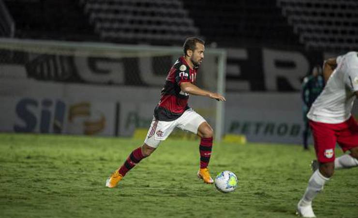 Everton Ribeiro lamenta chances perdidas pelo Flamengo em empate com o Red Bull Bragantino