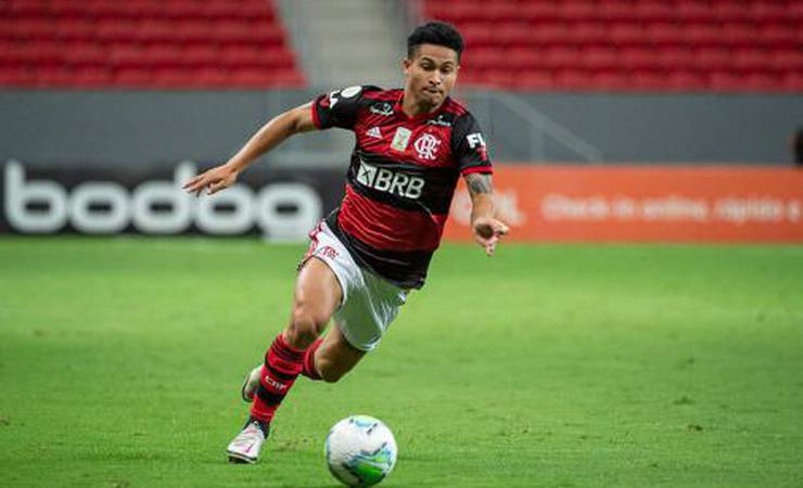 Flamengo anuncia renovação de contrato com João Gomes até o fim de 2025