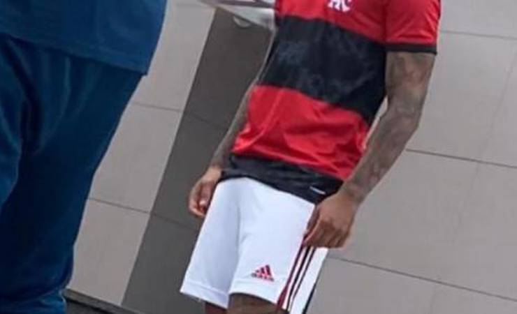 Com listras grossas e menção a 1981, nova camisa do Flamengo vaza na internet; Gabigol se manifesta