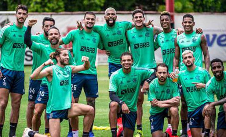 Torcedores do Flamengo brincam com 'indício' da volta de Rafinha ao clube em foto do elenco no Ninho