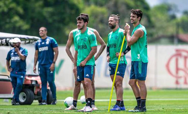 Rodrigo Caio treina de forma integral com o elenco do Flamengo e aumenta chance de encarar o Corinthians