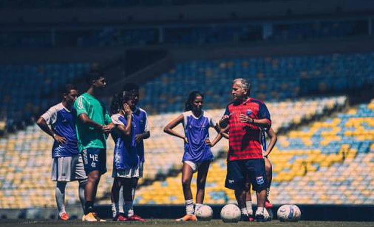 Ídolo do Flamengo, Zico lança curso de futebol e pré-inscritos chegam a 10 mil pessoas em poucos dias