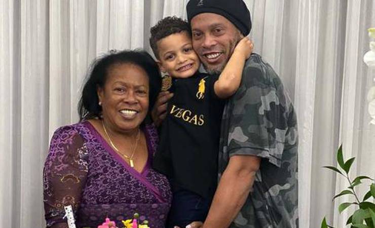 Ronaldinho Gaúcho relembra mãe em postagem: 'Saudades deste sorriso e abraço'