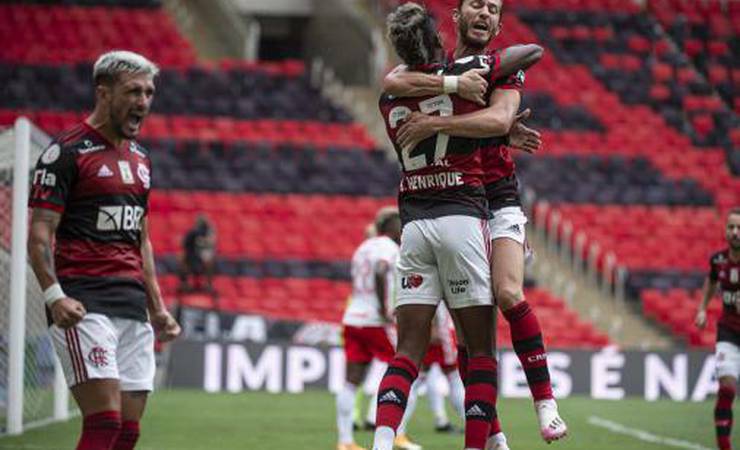 Flamengo vence o Internacional de virada, assume liderança e fica a uma vitória do título do Brasileirão