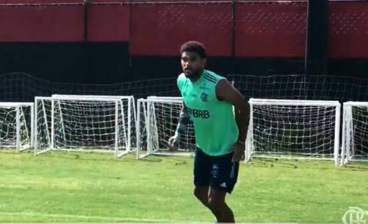 Com proteção na mão, Bruno Viana volta a trabalhar no CT do Flamengo