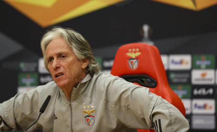 Jorge Jesus sobe o tom, lembra período no Flamengo, fala de fase do Benfica, mas diz: 'Críticas injustas'