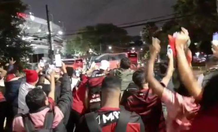 Festa da torcida marca chegada do Flamengo no Morumbi para decisão no Brasileiro