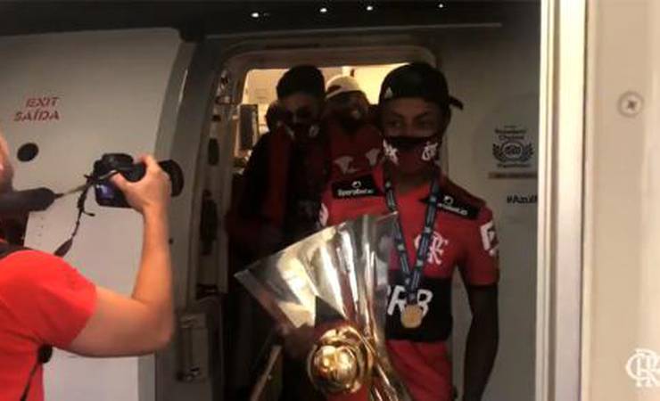 Sem contato com a torcida, Flamengo desembarca no Rio de Janeiro após conquista do Brasileirão