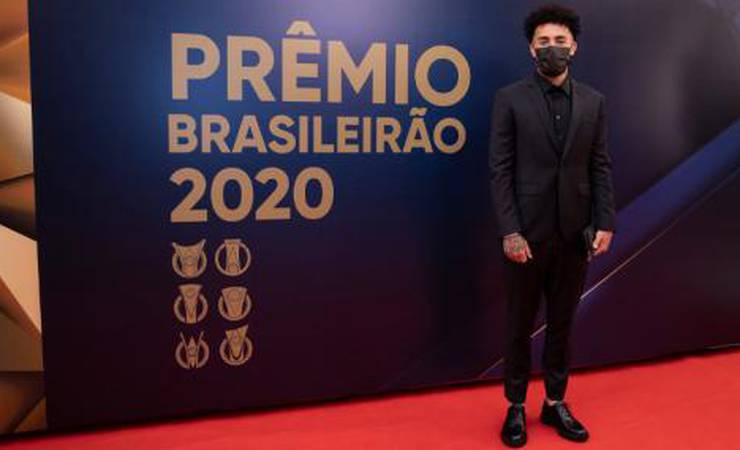 Claudinho, do Red Bull Bragantino, domina festa do Prêmio Brasileirão: artilheiro, craque e revelação