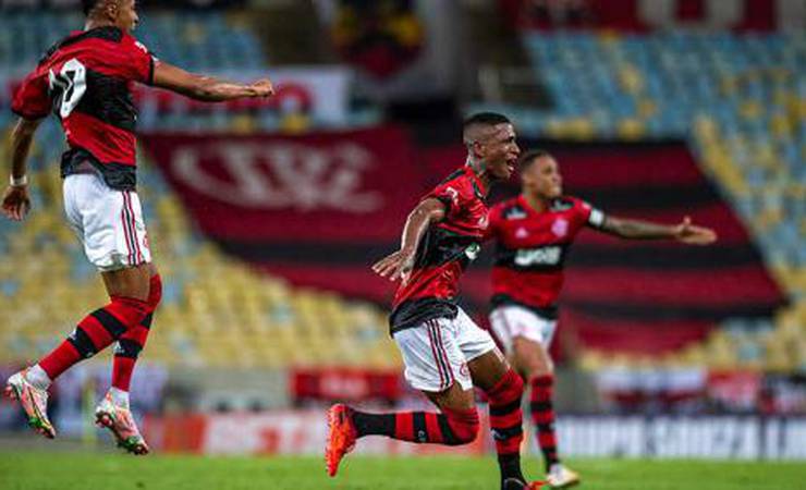 Max revê lances da vitória do Flamengo e revela conversa com Gerson sobre gols 'idênticos'