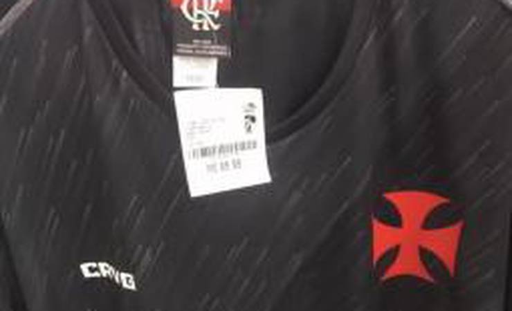 Loja vende camisa do Vasco com etiqueta do Flamengo e torcedores brincam: 'União Flasco'
