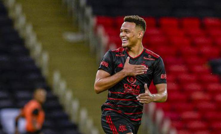 Com bagagem no profissional, Muniz mostra repertório e vira referência entre os jovens do Flamengo